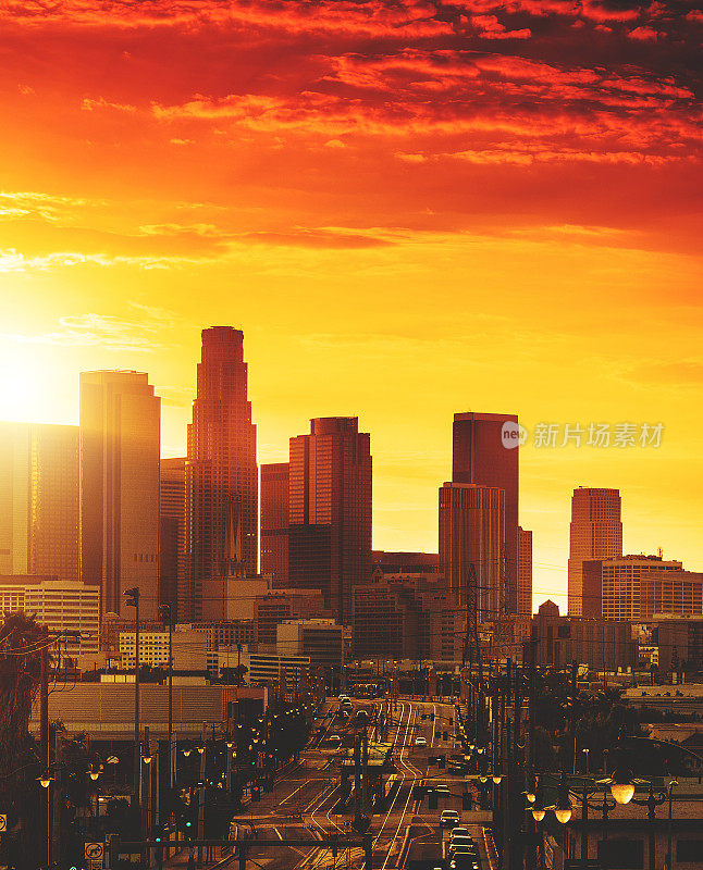 日落时洛杉矶市中心的天际线