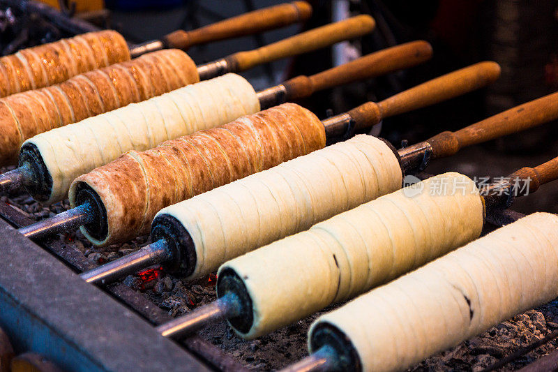 匈牙利甜食Kürtőskalács在食品市场外面烹饪