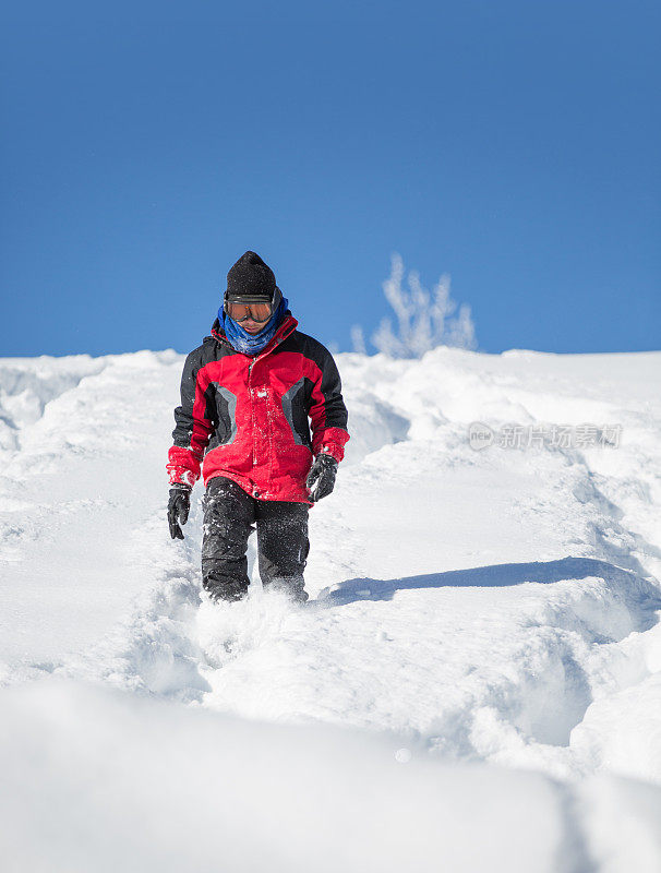 孩子在深雪中行走