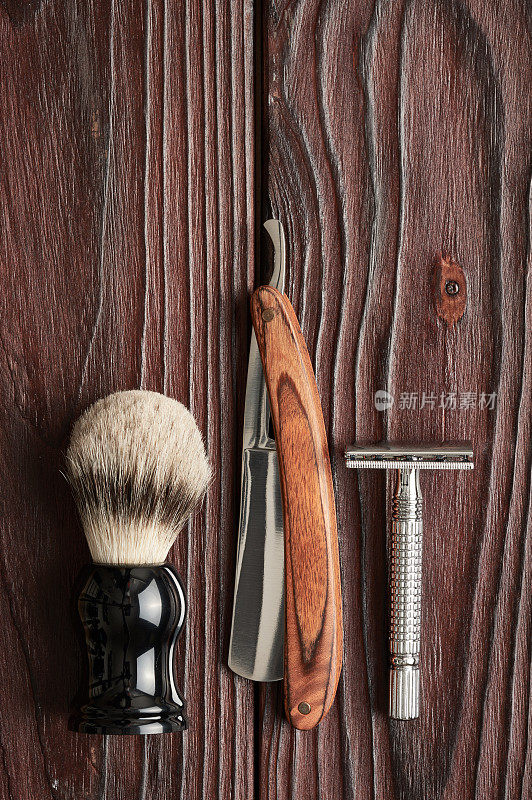 木制背景上的老式理发店工具