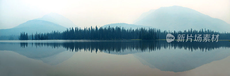 多雾的山湖