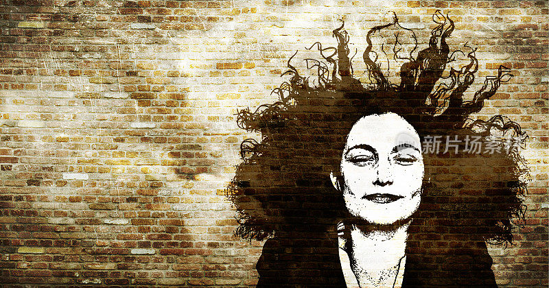 美丽的女人，大卷头发，闭着眼睛画在墙上的街头艺术