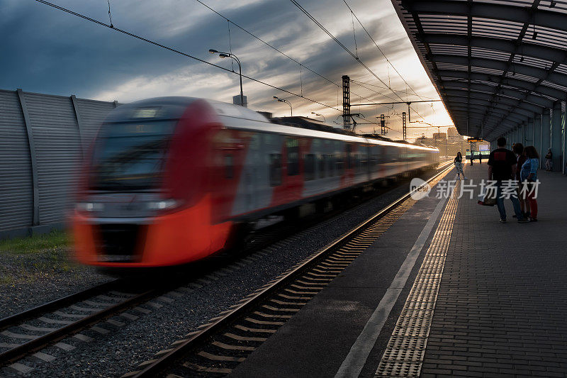 日落时分，高速列车在欧洲火车站上行驶