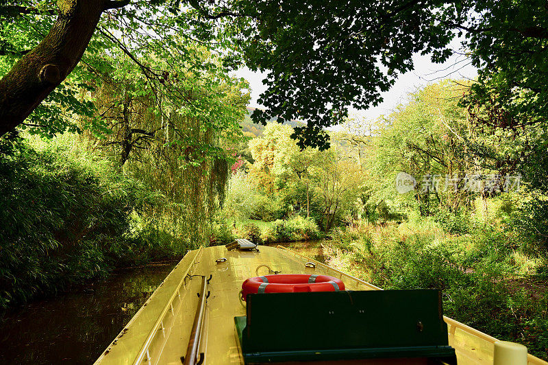 Narrow-boating在秋天