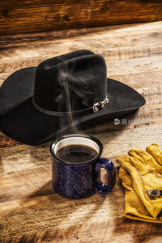 有蓝色斑点的热咖啡，牛仔帽和工作手套