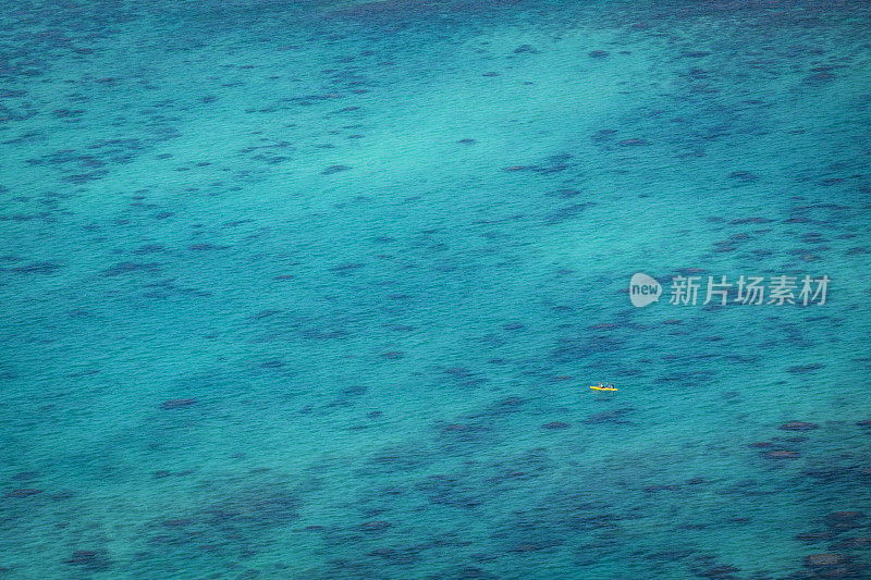 皮划艇在太平洋翠绿的水域。