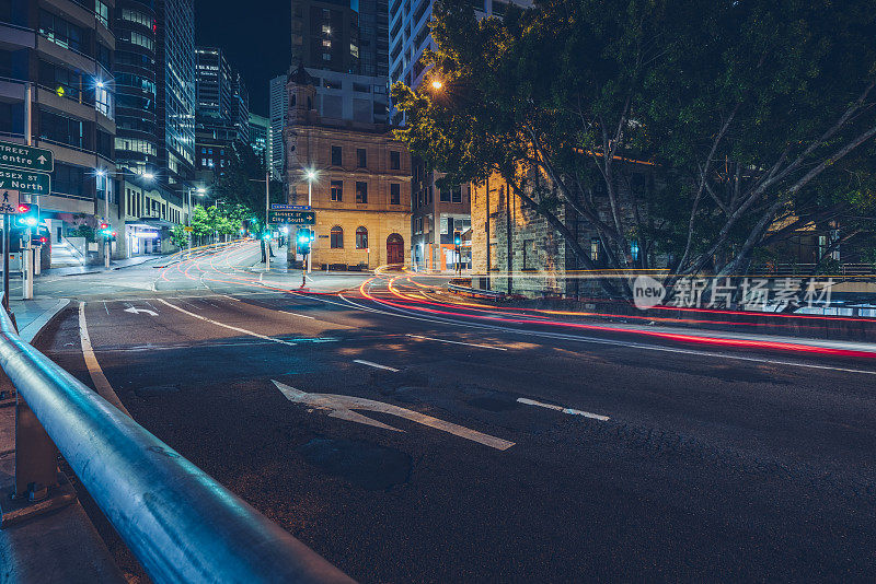夜间悉尼城市道路