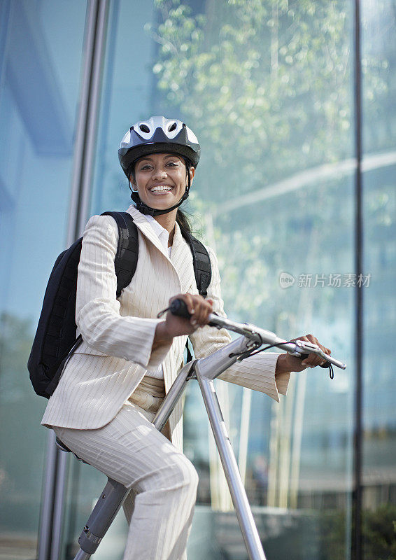 女商人骑着折叠自行车