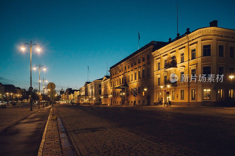 赫尔辛基Pohjoisesplanadi街的夜晚