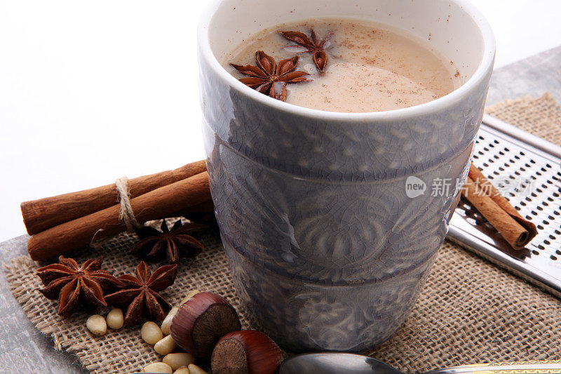 马萨拉茶在陶瓷杯与冬季香料