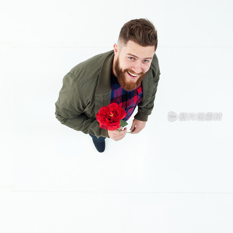 从上到下，一个男人拿着一朵玫瑰