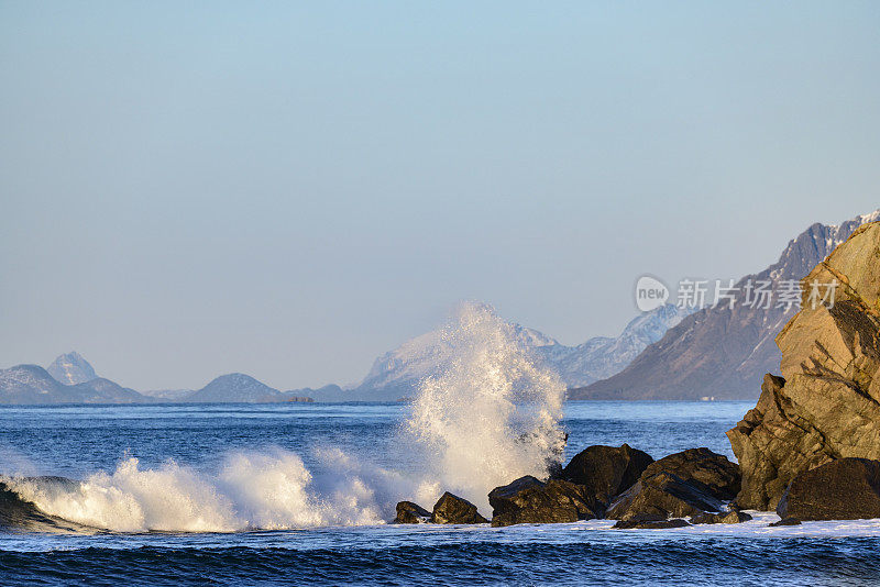 罗浮敦群岛的海浪拍打着Austvagoy海岸