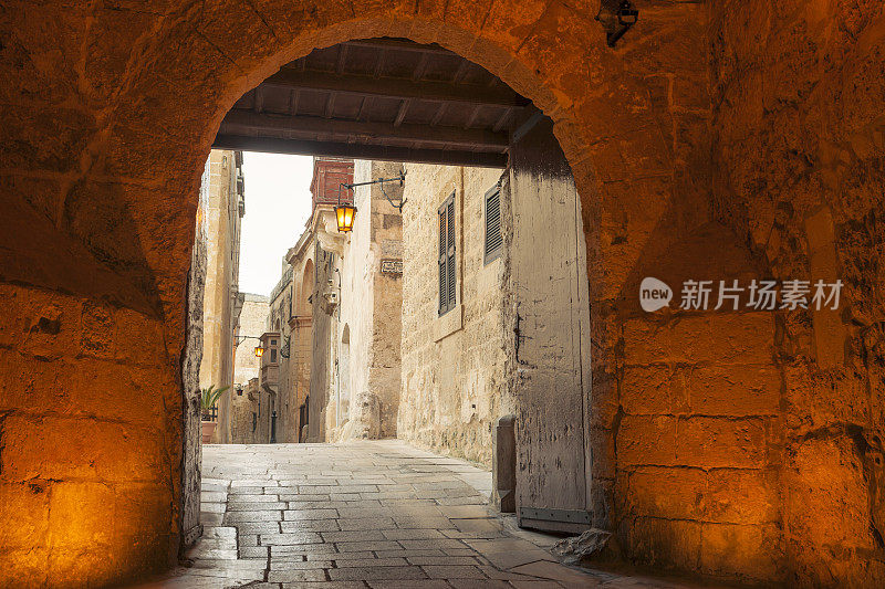 黄昏的拱门街，Mdina老城，马耳他