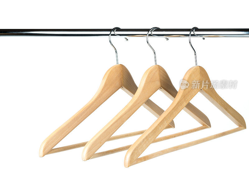 三个空的木制衣架挂在一个白色背景的晾衣杆上。