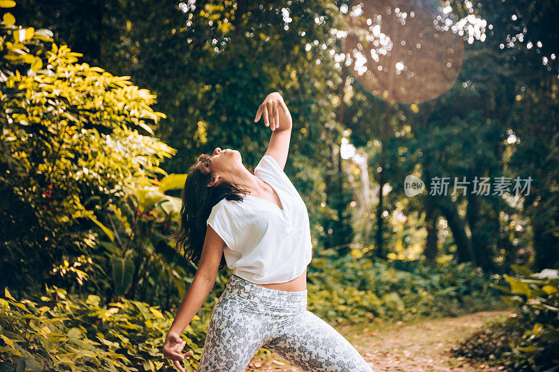 美丽的年轻巴西女子在森林里跳舞