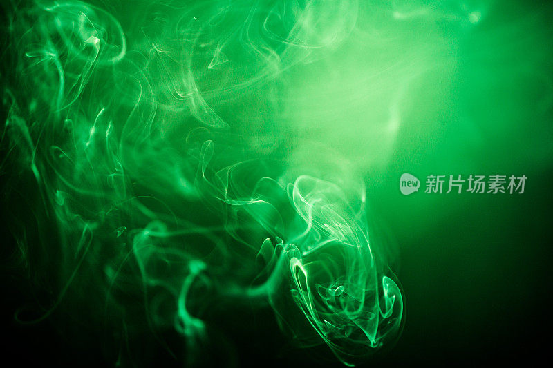 绿色旋转烟雾抽象近距离的黑色背景