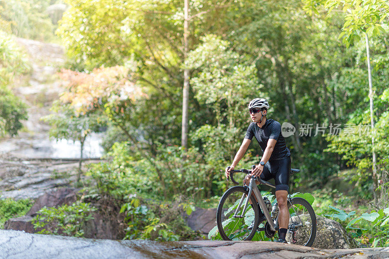 骑自行车的年轻人早上在公园里骑山地车