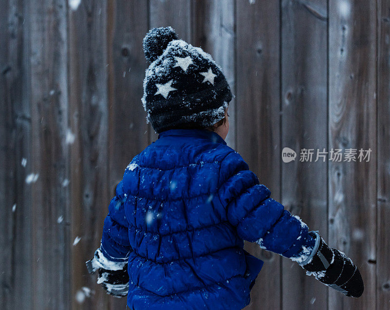 男孩在雪中玩耍