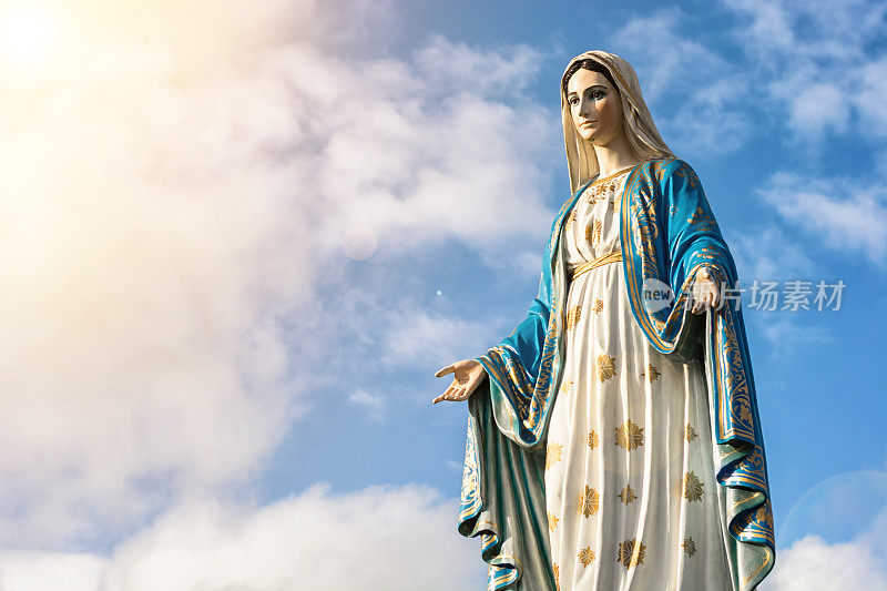 圣母玛利亚雕像和美丽的天空背景