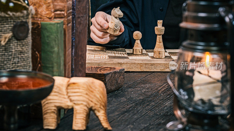 在老式图书馆里解象棋