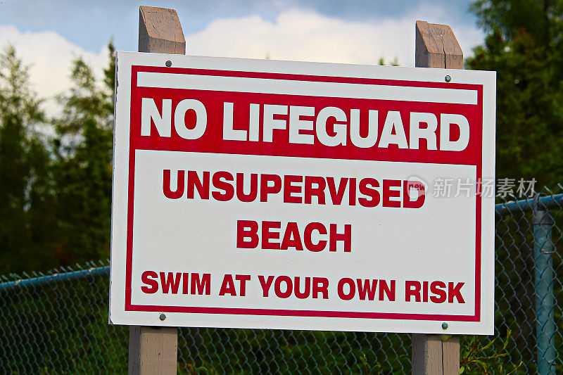 无救生员在无人监督下在海滩使用自行承担风险的标志