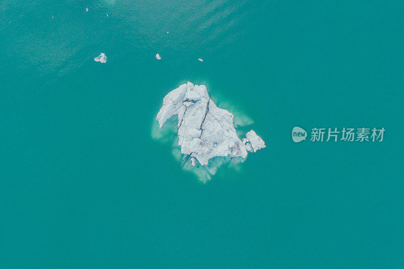 冰岛冰泻湖冰山的鸟瞰图