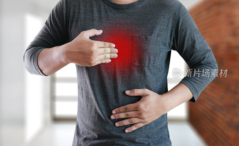 有胃酸反流症状的男人患有胃酸反流