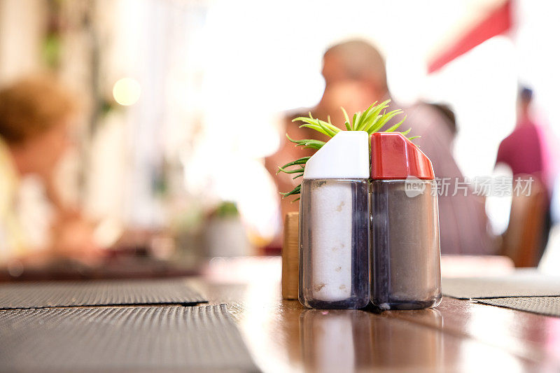 克罗地亚杜布罗夫尼克老城的一家户外餐厅里，桌上放着盐和胡椒瓶