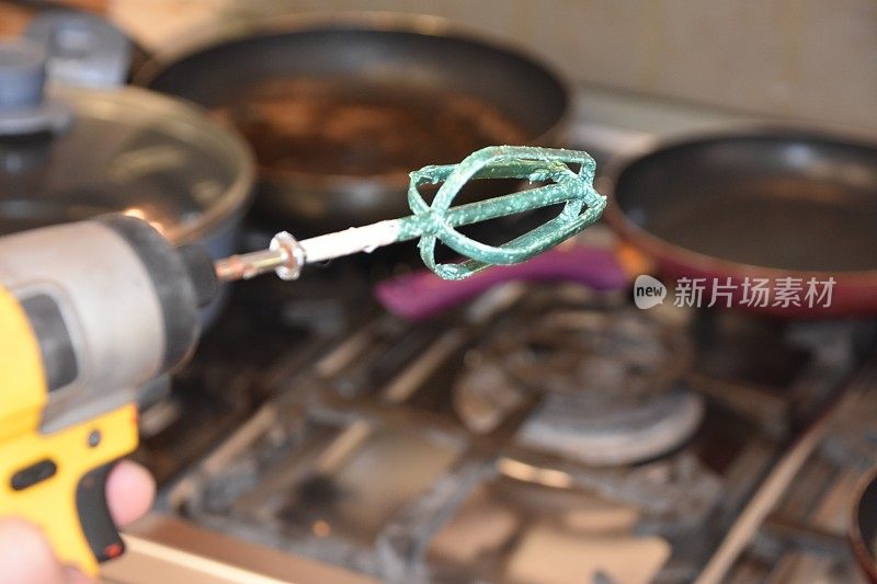 使用螺丝刀作为烹饪工具