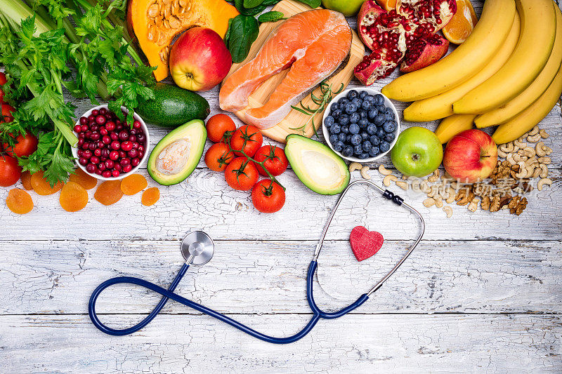 对心脏有益的健康食品。新鲜的鱼，水果，蔬菜，浆果和坚果。健康饮食，健康心脏的理念