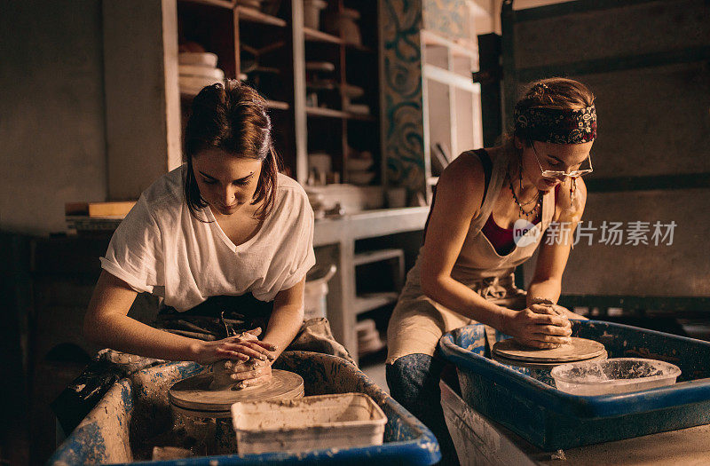 两名妇女在陶器作坊制作陶罐