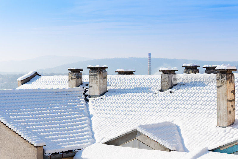 雪屋顶和烟囱