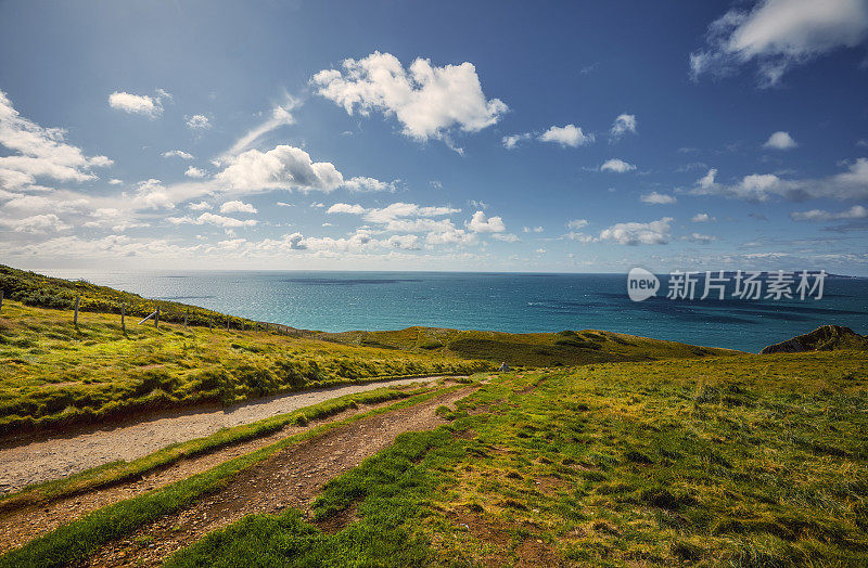 英国狭窄的沿海公路