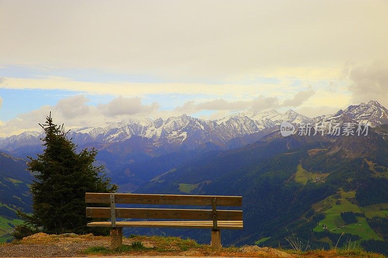 坐下来欣赏风景吧!奥地利蒂洛尔阿尔卑斯山齐勒塔尔山谷上方的景观