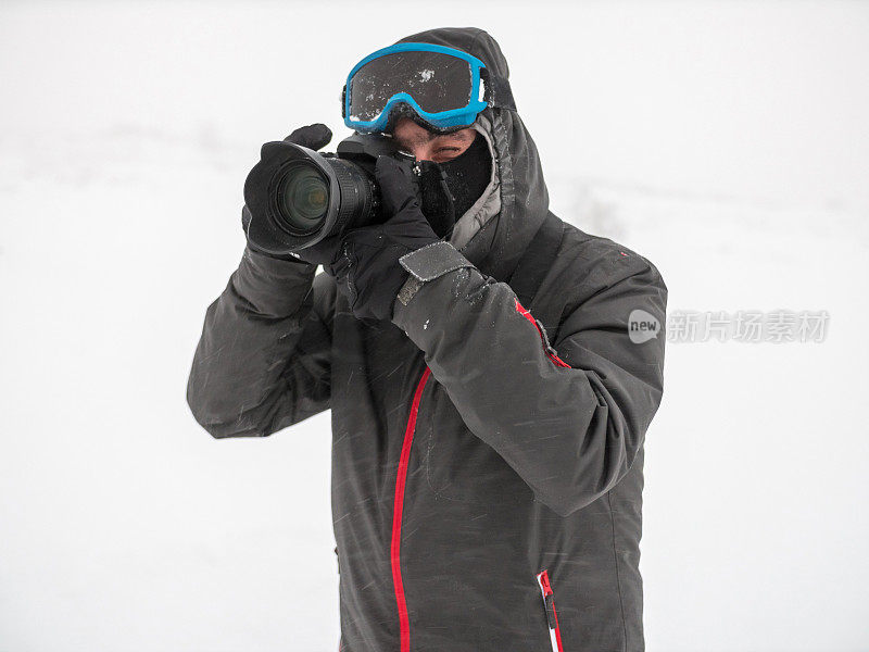 专业摄影师用他的相机在雪山户外拍摄