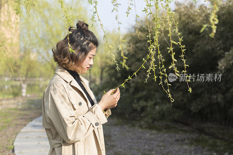 女人在公园发短信