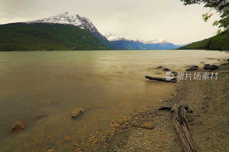 模糊的海湾水-长期暴露乌斯怀亚景观-火地岛，阿根廷