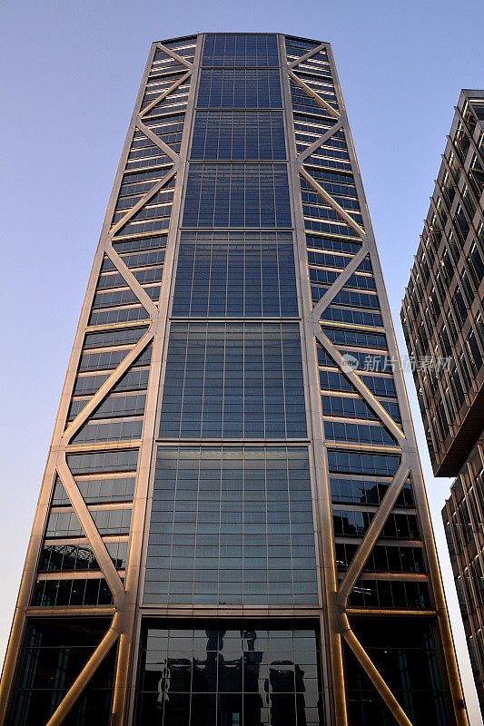 位于虹口北外滩滨水地带的现代化办公大楼，中国上海