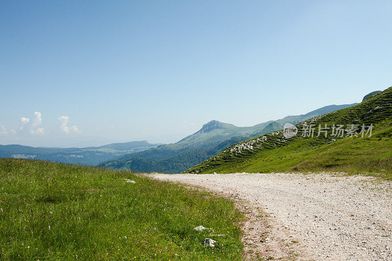 高山中的乡间小路