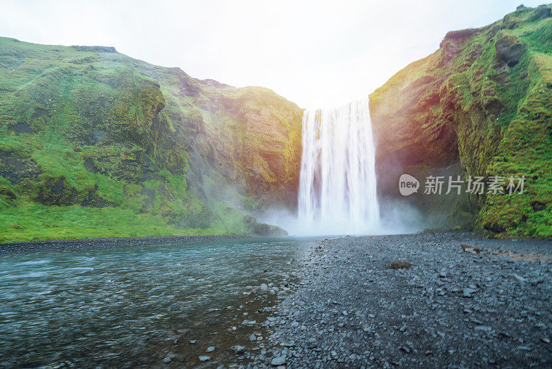 冰岛斯科加佛斯瀑布的壮观景色，阴天，水雾