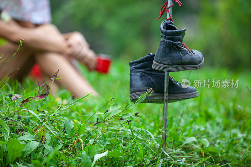 一个在大自然中露营的成年妇女的登山靴