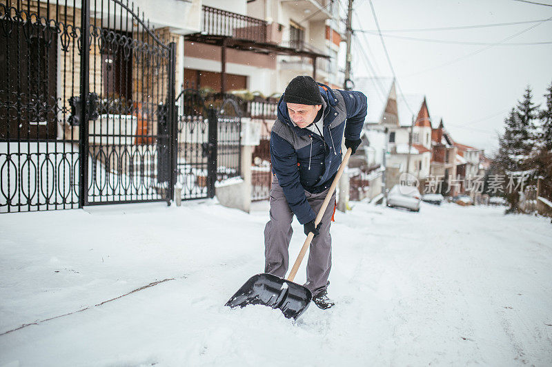 老人清理积雪