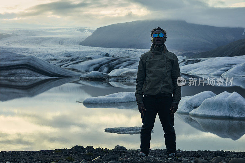 非洲民族游客享受着美妙的景色。冰川湖