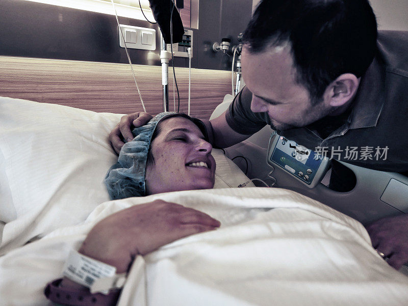 孕妇和她的丈夫在医院