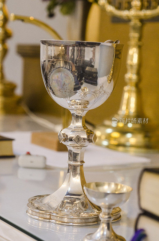 教堂晚餐用的银制马克杯