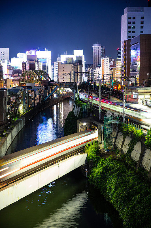 东京火车夜间经过秋叶原电力城