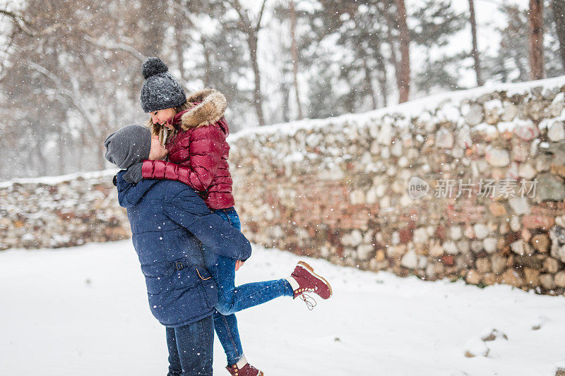 雪地上相爱的情侣