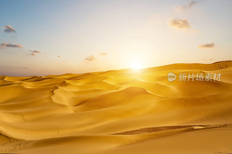 日落时分的库姆塔格沙漠，中国新疆