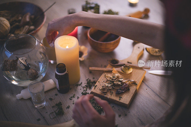 女人制作天然化妆品，俯视图