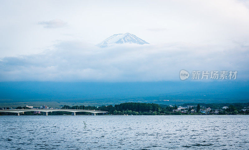 日本富士山在夏天接近火山